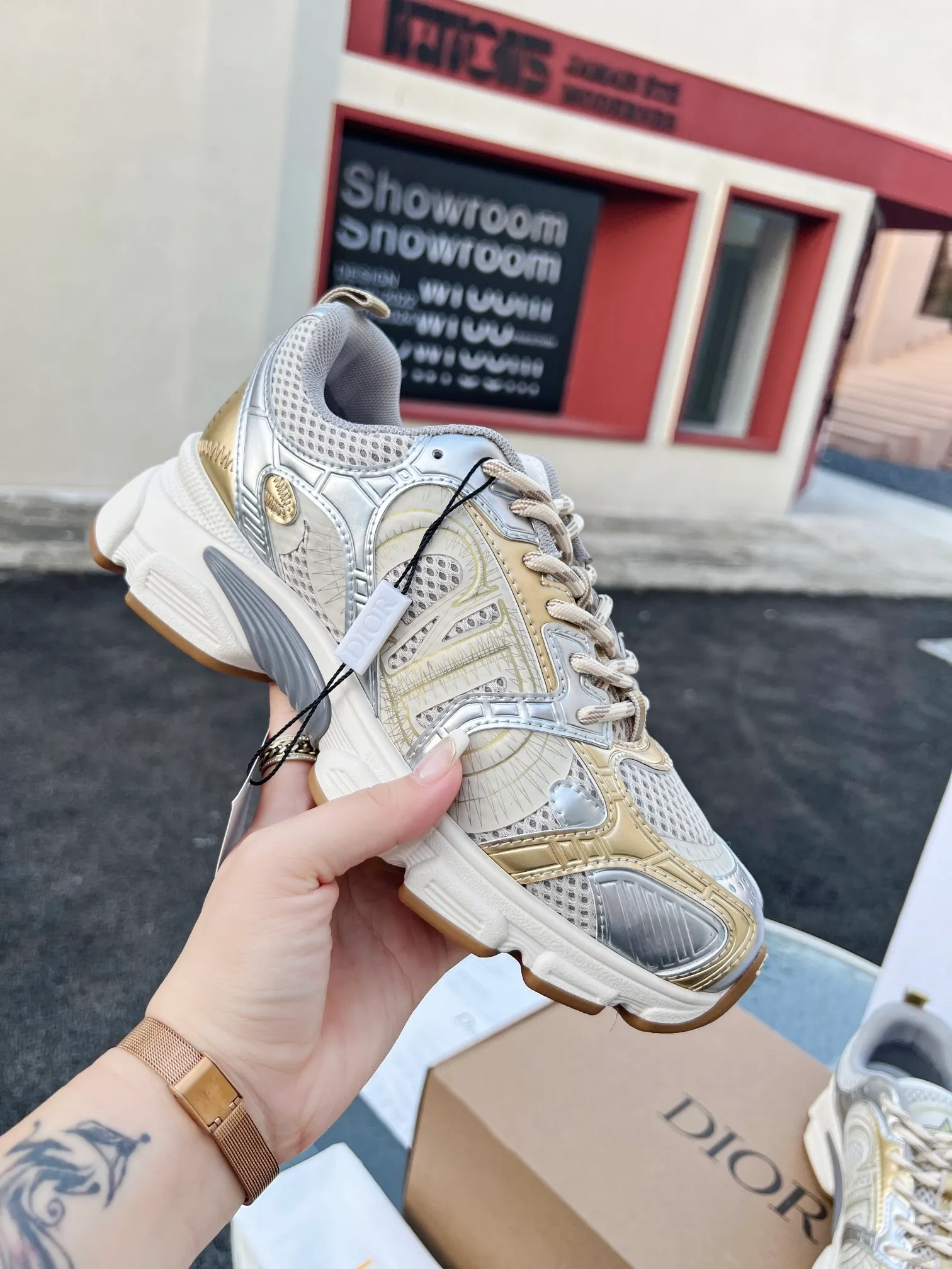 👟👟Ex-factory price 600👟👟 High version couple model🍸 Dior Dior | 2024 ˢˢDilraba, many stars have the same style. L’s 2024 spring and summer new products. The latest popular Chrono series, thick-soled mesh color-blocking running shoes, dad shoes, casual sports shoes series〰 Original purchase, development and production👍🏻This Dior Chrono sneaker is made of white and black mesh fabric with leather effect panels. The CD logo on both sides, the star patch on the tongue and the Dior logo on the heel, many details highlight the style. The two-tone laces, lightweight sole and star embellishment allow for a casual look all year round, complementing a variety of casual or elegant pieces. ♺Upper: Original imported first-layer cowhide + mesh ♺Inner lining: Original customized breathable lining ♺Outsole: Original molded EVA super light and super soft outsole ♺Heel height: 4.5cm ♺Size: Female 35-41 Male 39-45 (Female 40.41 Male 45 customized)